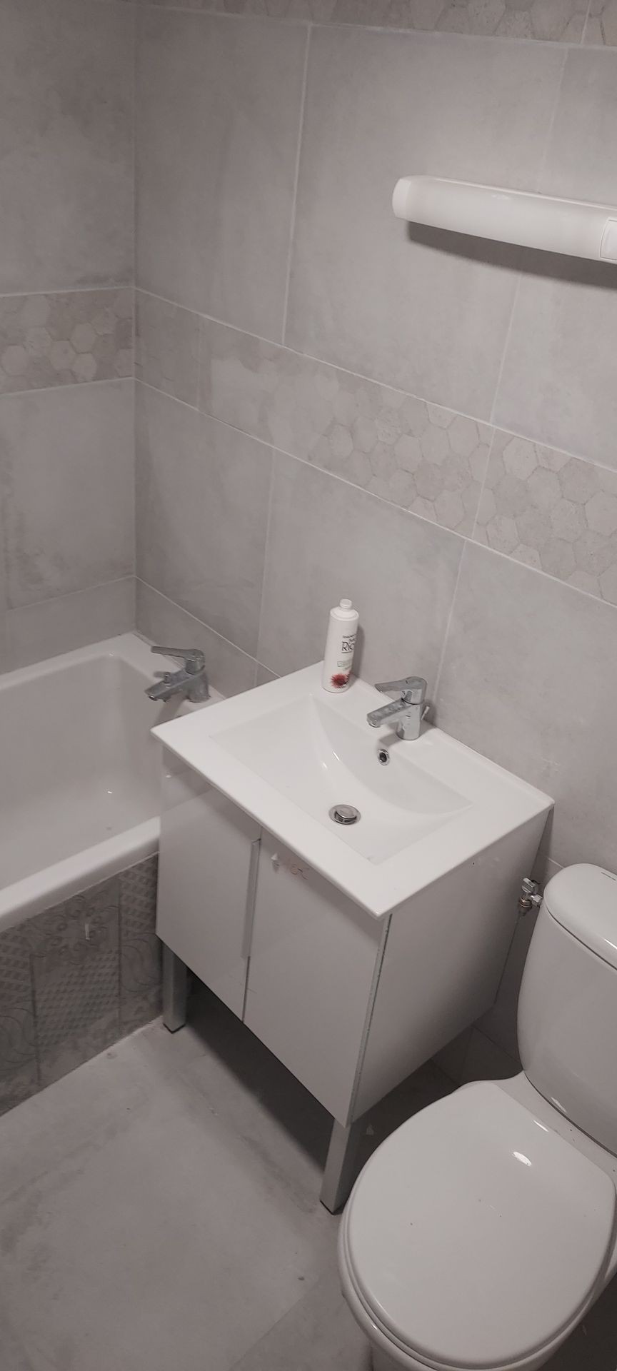 Création d'une salles de bain pose de baignoire, vasque et WC 